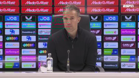 Robin van Persie tijdens een persconferentie van Feyenoord