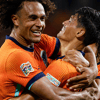 Nederland viert feest na de goal van Joshua Zirkzee