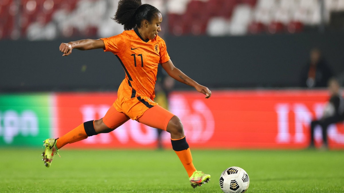 Ashleigh Weerden in actie voor de Oranje Leeuwinnen