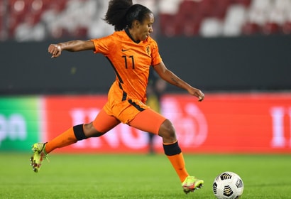 Ashleigh Weerden in actie voor de Oranje Leeuwinnen