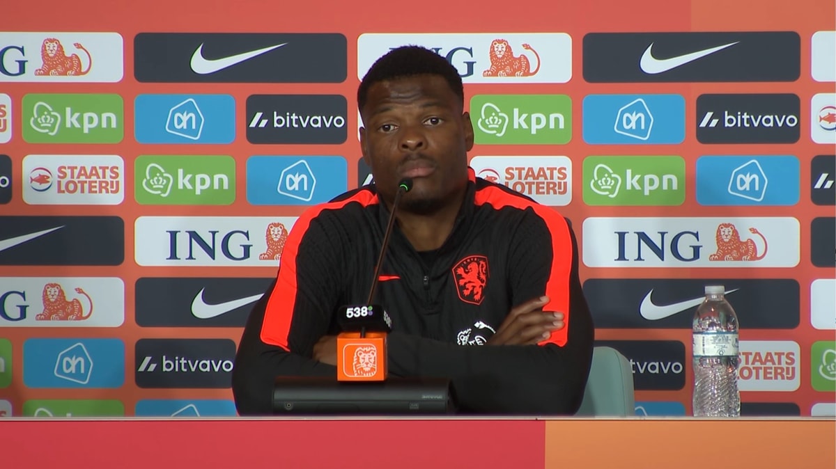 Denzel Dumfries bij de persconferentie van het Nederlands elftal