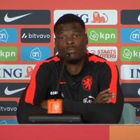 Denzel Dumfries bij de persconferentie van het Nederlands elftal