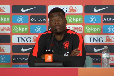 Denzel Dumfries bij de persconferentie van het Nederlands elftal