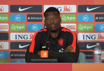 Denzel Dumfries bij de persconferentie van het Nederlands elftal