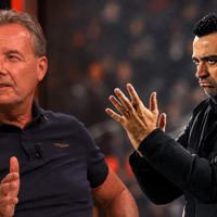 Valentijn Driessen en Xavi Hernández
