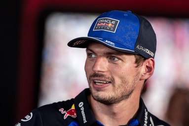 Verstappen maakt enorme indruk in hectische stratenrace door Bakoe
