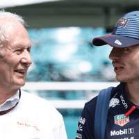 Helmut Marko in gesprek met Max Verstappen