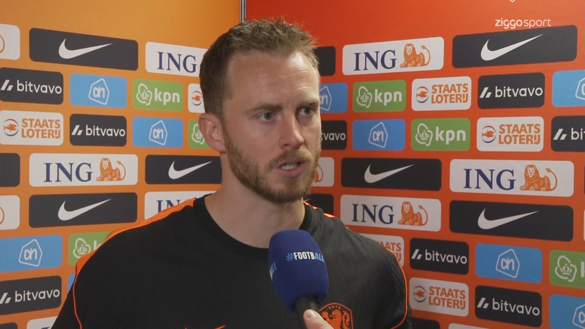 Mark Flekken voor de camera van Ziggo Sport