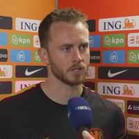 Mark Flekken voor de camera van Ziggo Sport