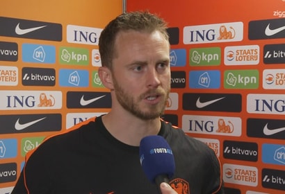 Mark Flekken voor de camera van Ziggo Sport