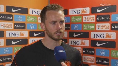 Mark Flekken voor de camera van Ziggo Sport