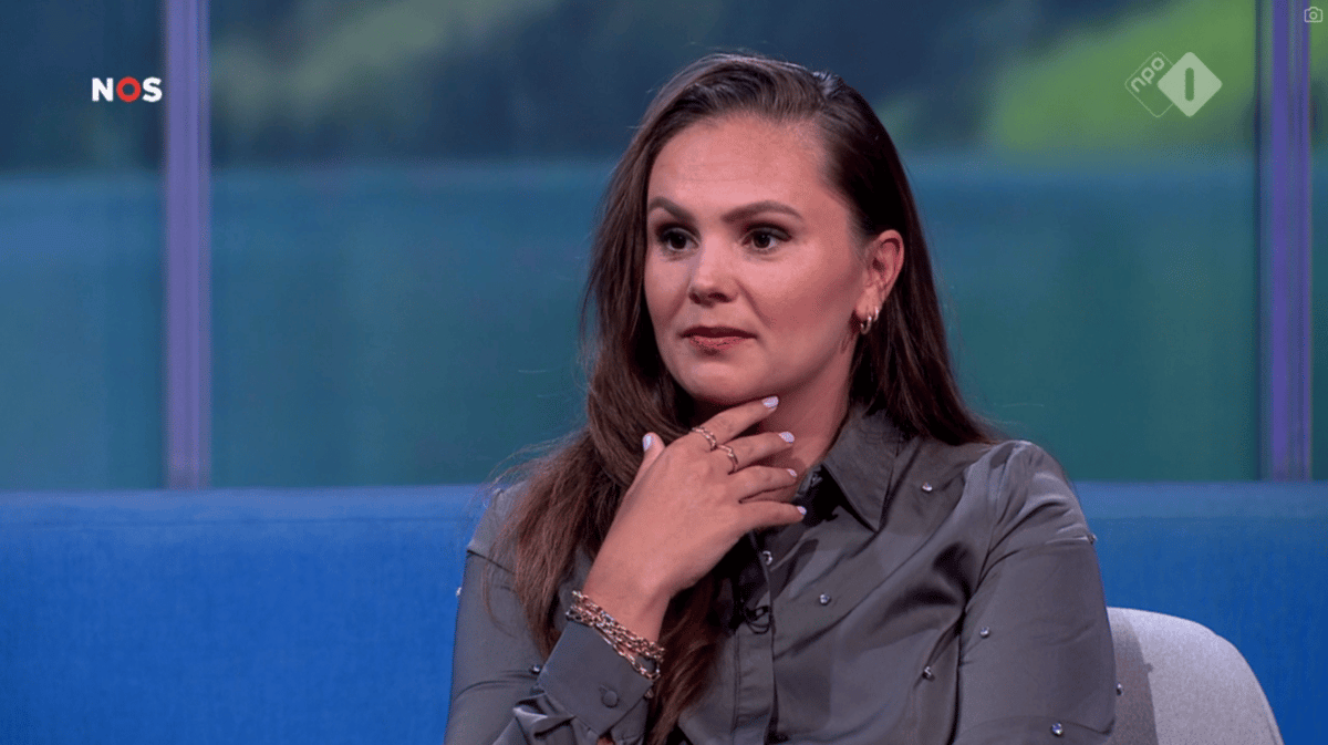 Lieke Martens in de studio van de NOS
