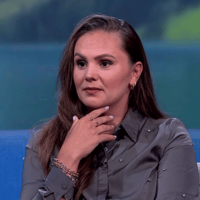 Lieke Martens in de studio van de NOS