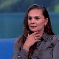 Lieke Martens in de studio van de NOS