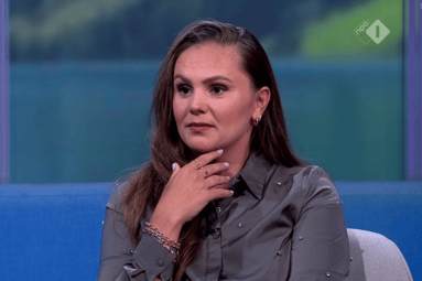 Lieke Martens in de studio van de NOS