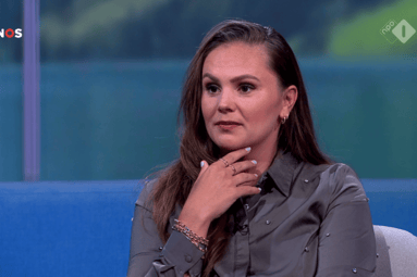 Lieke Martens in de studio van de NOS
