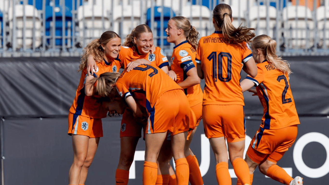 Oranje O19 viert de vroege voorsprong na de goal van Zoë Zuidberg.