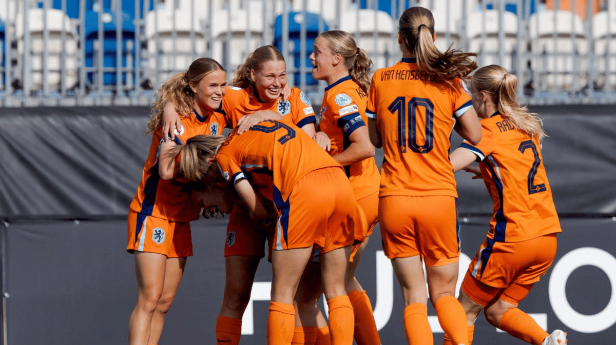 Oranje O19 viert de vroege voorsprong na de goal van Zoë Zuidberg.