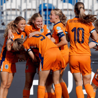 Oranje O19 viert de vroege voorsprong na de goal van Zoë Zuidberg.