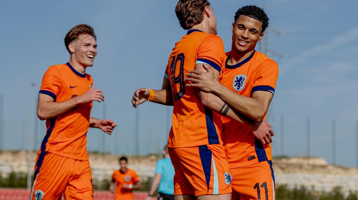 Tobias van den Elshout bedankt Ayodele Thomas 