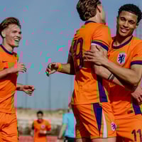 Tobias van den Elshout bedankt Ayodele Thomas 