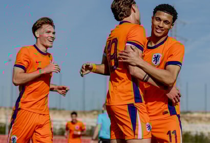 Tobias van den Elshout bedankt Ayodele Thomas 