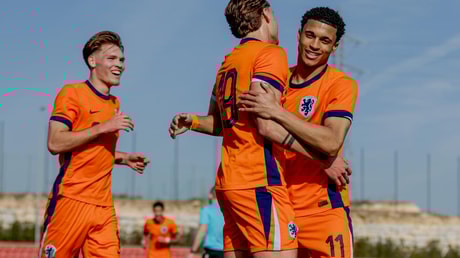 Tobias van den Elshout bedankt Ayodele Thomas 