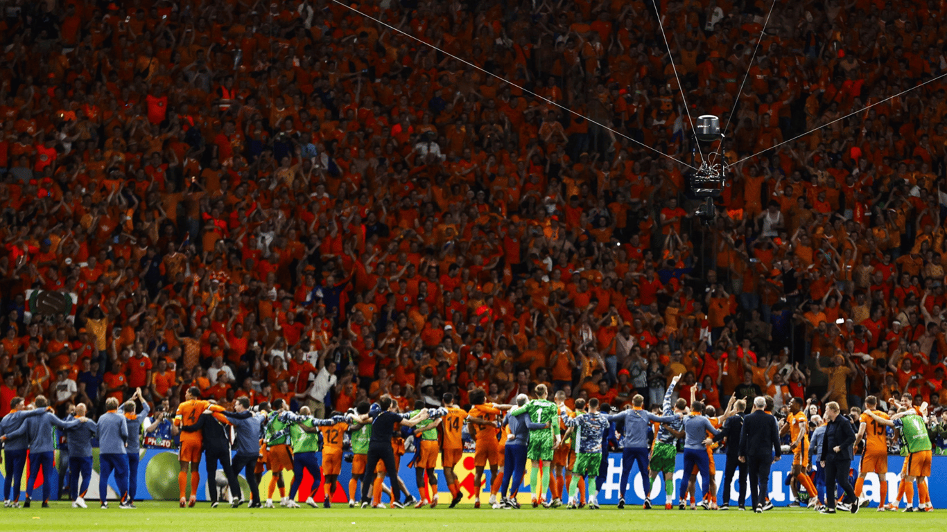 Het Nederlands elftal viert de 2-1 zege op Turkije