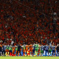 Het Nederlands elftal viert de 2-1 zege op Turkije