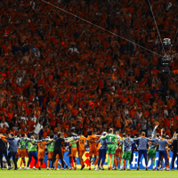 Het Nederlands elftal viert de 2-1 zege op Turkije