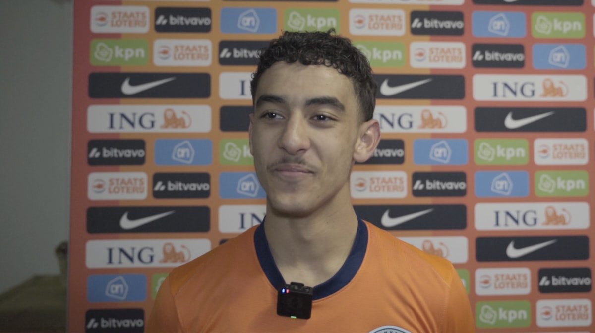 Ayoub Oufkir voor de camera van Mee Met Oranje