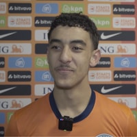 Ayoub Oufkir voor de camera van Mee Met Oranje