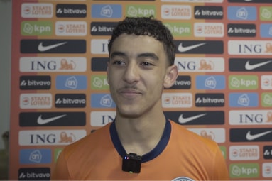 Ayoub Oufkir voor de camera van Mee Met Oranje
