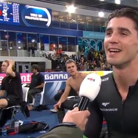 Jenning de Boo wint de eerste 500 meter op het WCKT en meldt zich daarna af.