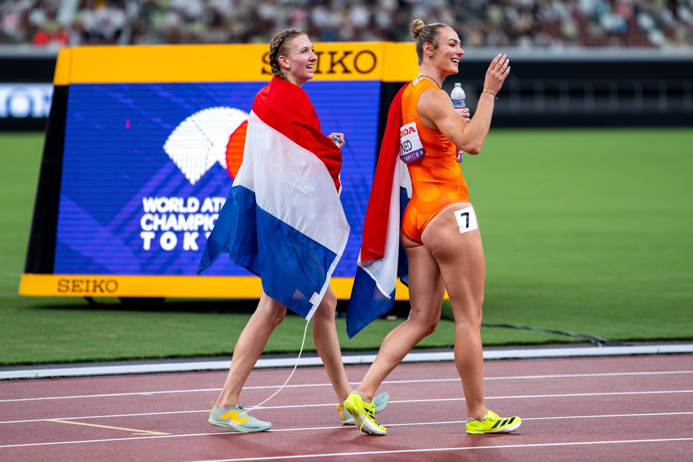 Femke Bol en Lieke Klaver op het WK in Tokio
