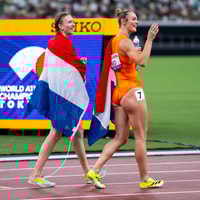 Femke Bol en Lieke Klaver op het WK in Tokio