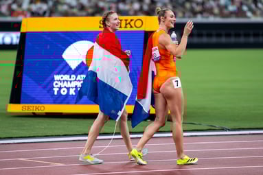 Femke Bol en Lieke Klaver op het WK in Tokio
