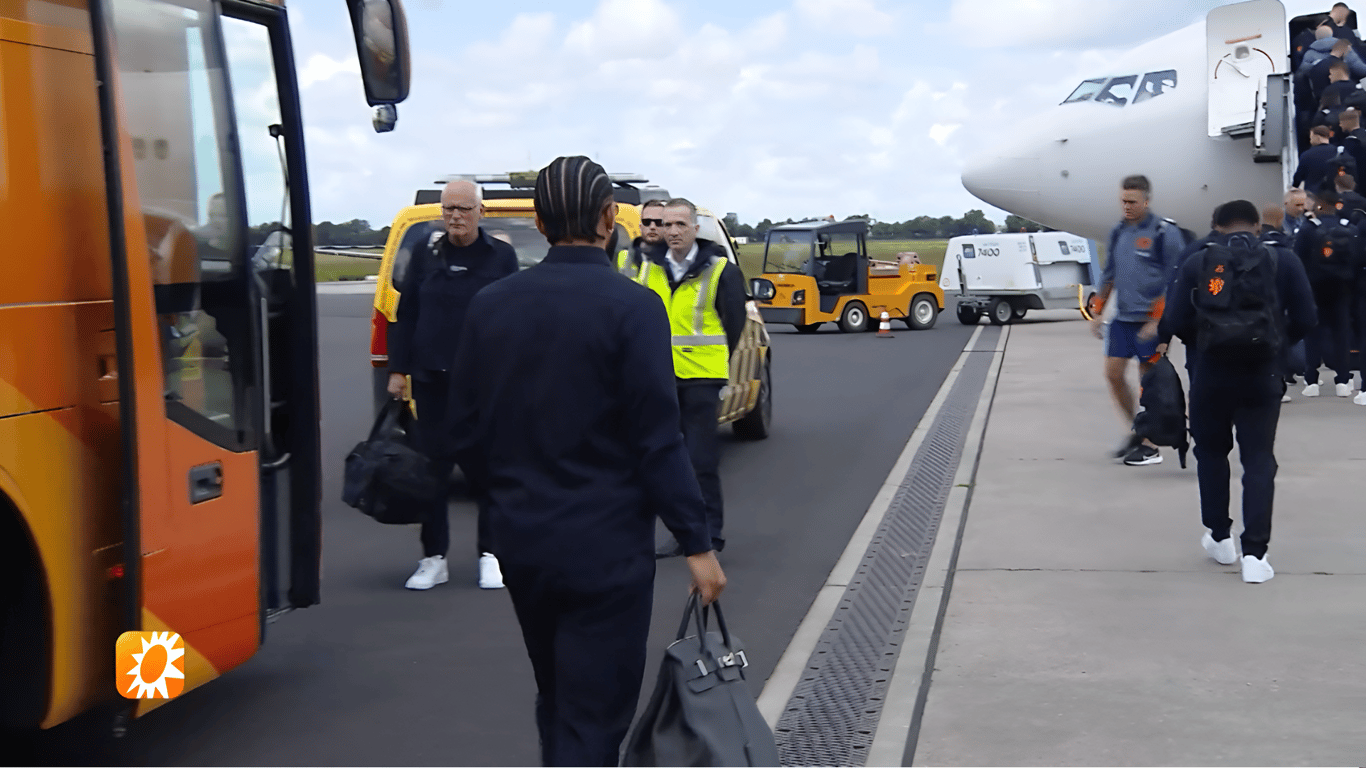 Het Nederlands elftal stapt op het vliegtuig naar Duitsland voor het EK.