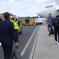 Het Nederlands elftal stapt op het vliegtuig naar Duitsland voor het EK.