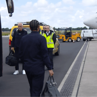 Het Nederlands elftal stapt op het vliegtuig naar Duitsland voor het EK.