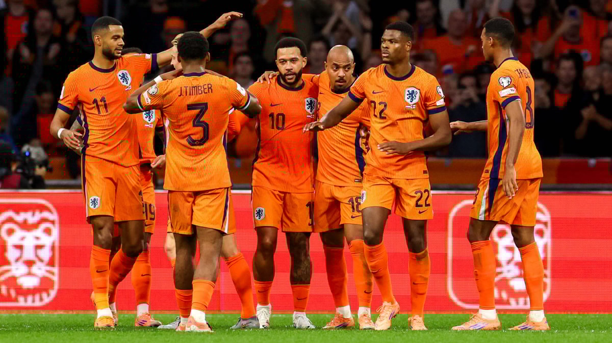 Het Nederlands elftal viert een doelpunt