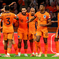 Het Nederlands elftal viert een doelpunt