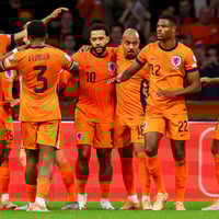 Het Nederlands elftal viert een doelpunt
