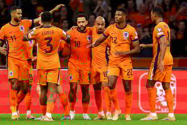Het Nederlands elftal viert een doelpunt