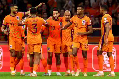 Het Nederlands elftal viert een doelpunt