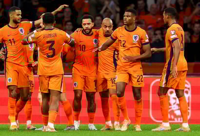Het Nederlands elftal viert een doelpunt