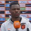 Denzel Dumfries voor de camera van Ziggo Sport