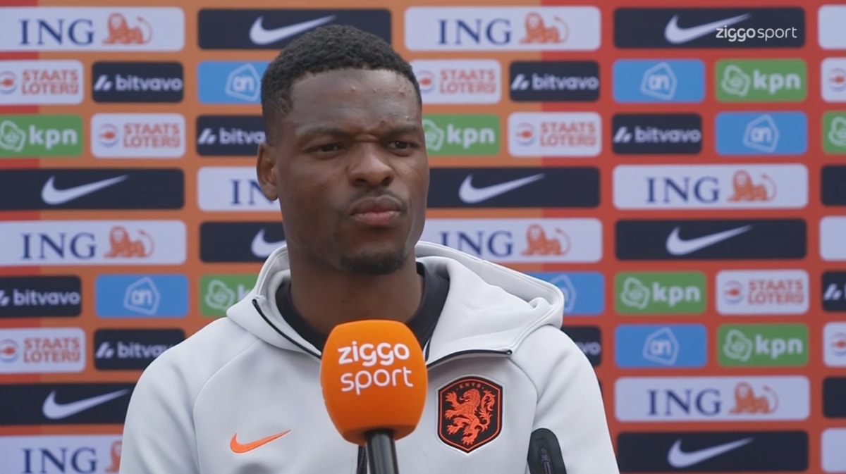 Denzel Dumfries voor de camera van Ziggo Sport
