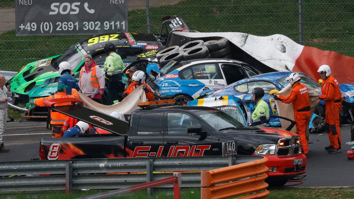 Enorme crash op Nürburgring