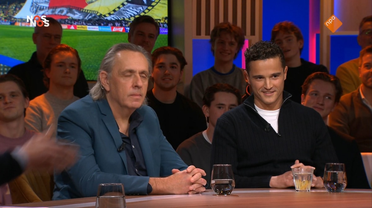 Marcel van Roosmalen (links) en Ibrahim Afellay aan tafel bij Studio Voetbal